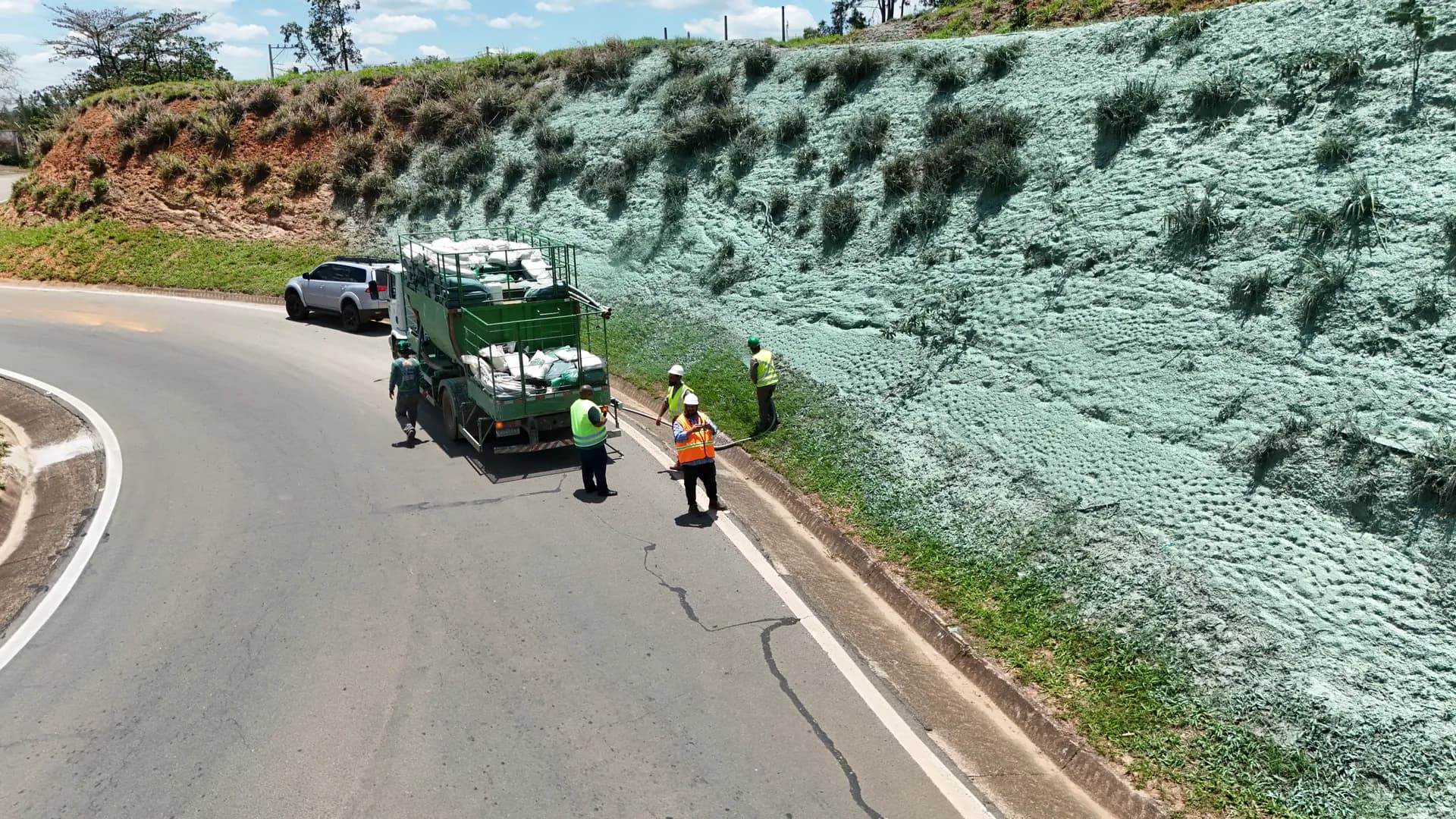 Trecho de rodovia com taludes vistos de drone