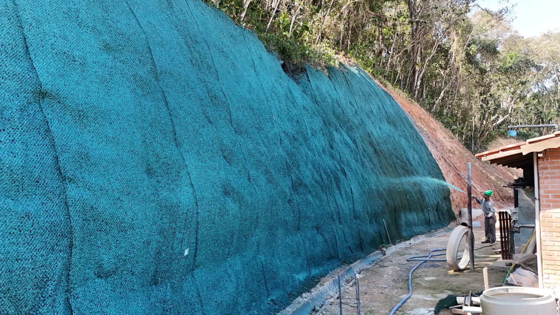 Talude de grande extensão com cobertura vegetal