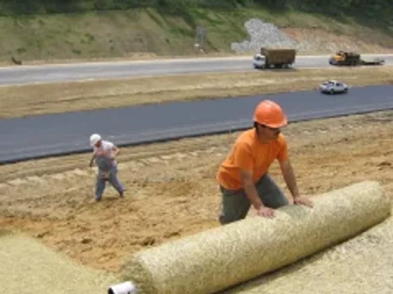 Biomanta de fibras orgânicas biodegradáveis cobrindo solo exposto